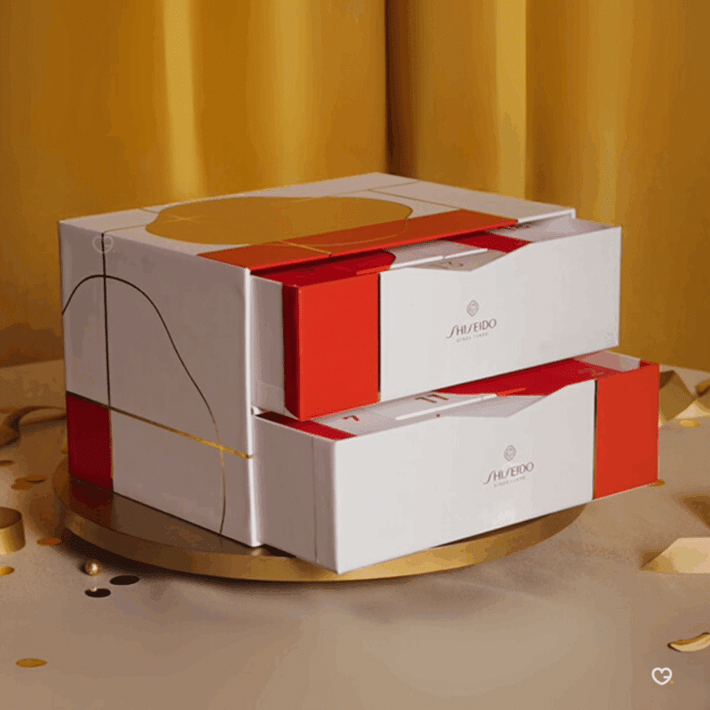 Coffret beauté blanc, rouge et or Calendrier de l'Avent Shiseido 2025 contenant 24 soins visage, corps et maquillage