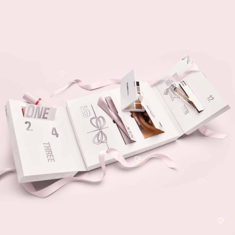 coffret maquillage rose calendrier de l'avent kylie cosmetics 2025 contenant 12 produits et accessoires makeup