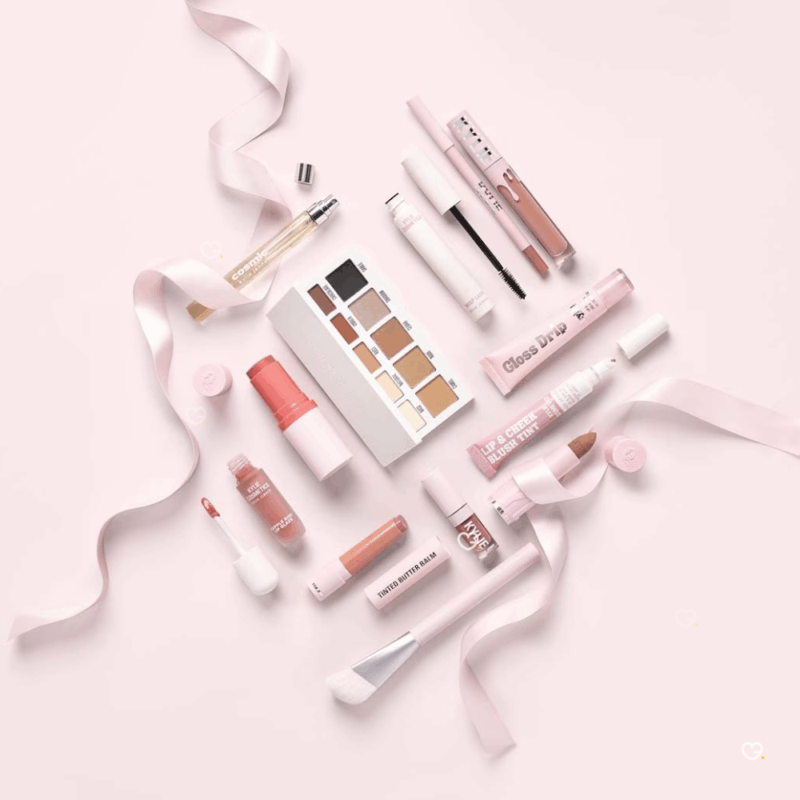 coffret maquillage rose calendrier de l'avent kylie cosmetics 2025 contenant 12 produits et accessoires makeup