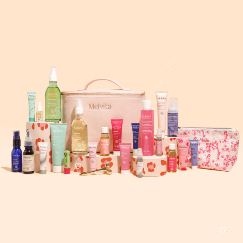 Calendrier de l’Avent Melvita 2025 contenant 24 soins bio visage, corps et cheveux dans une trousse rose écoresponsable pour femmes adeptes de beauté naturelle.