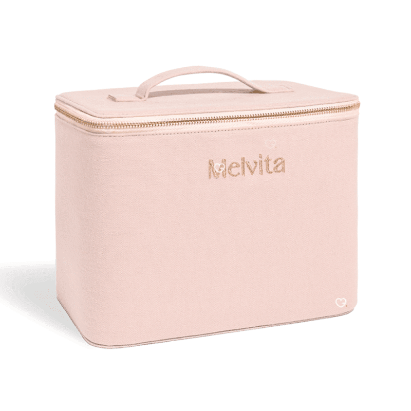 Calendrier de l’Avent Melvita 2025 contenant 24 soins bio visage, corps et cheveux dans une trousse rose écoresponsable pour femmes adeptes de beauté naturelle.