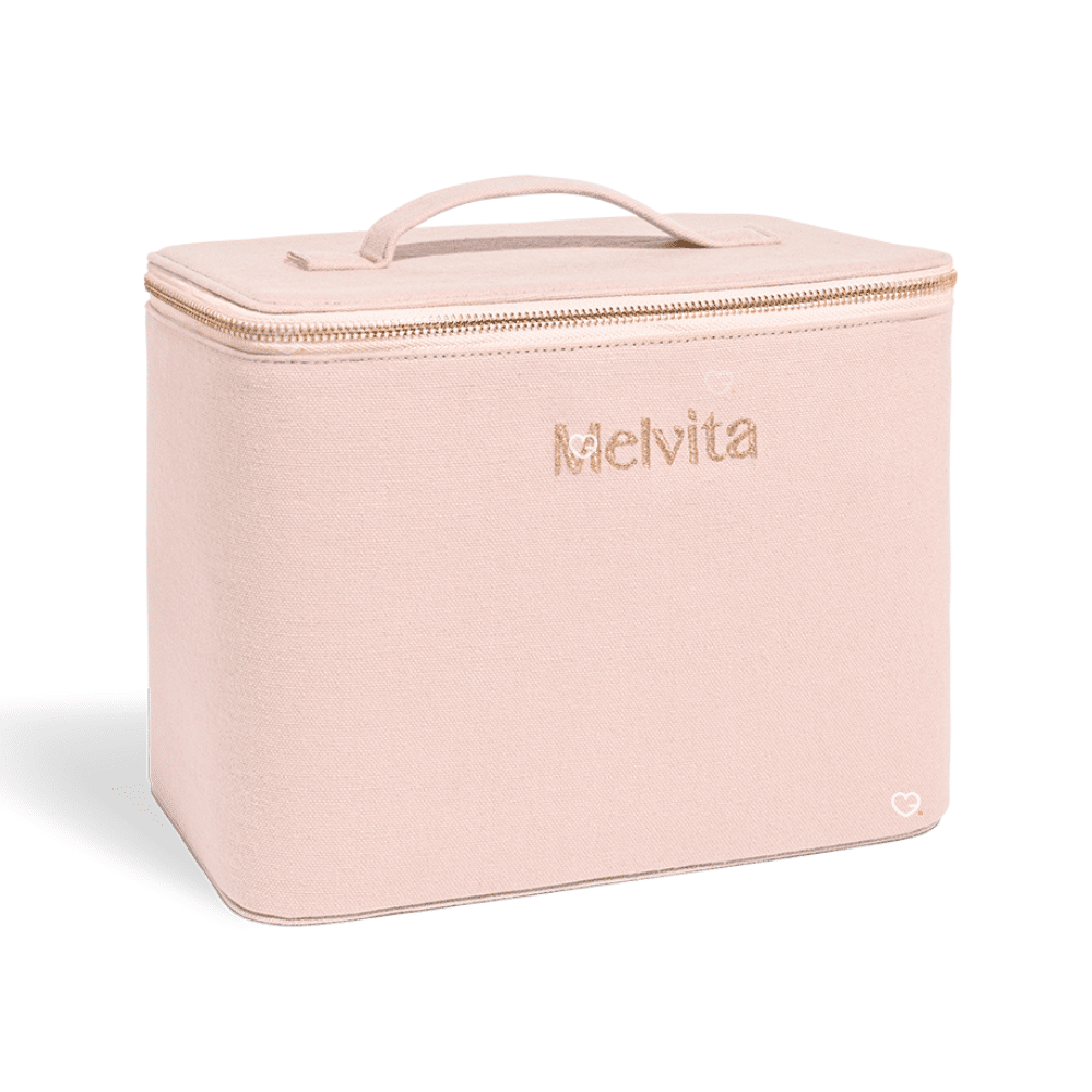 Calendrier de l’Avent Melvita 2025 contenant 24 soins bio visage, corps et cheveux dans une trousse rose écoresponsable pour femmes adeptes de beauté naturelle.