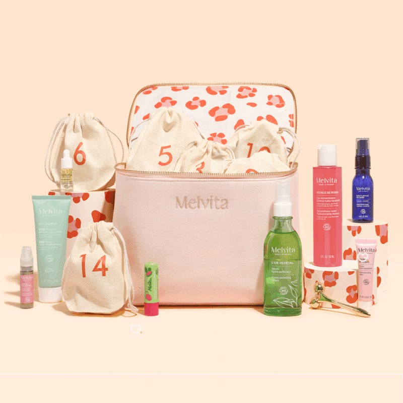Calendrier de l’Avent Melvita 2025 contenant 24 soins bio visage, corps et cheveux dans une trousse rose écoresponsable pour femmes adeptes de beauté naturelle.