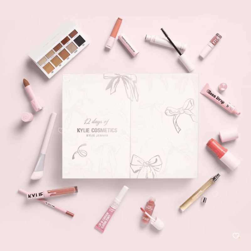 coffret maquillage rose calendrier de l'avent kylie cosmetics 2025 contenant 12 produits et accessoires makeup