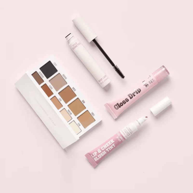 coffret maquillage rose calendrier de l'avent kylie cosmetics 2025 contenant 12 produits et accessoires makeup