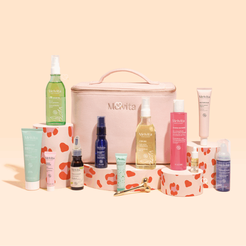 Calendrier de l’Avent Melvita 2025 contenant 24 soins bio visage, corps et cheveux dans une trousse rose écoresponsable pour femmes adeptes de beauté naturelle.