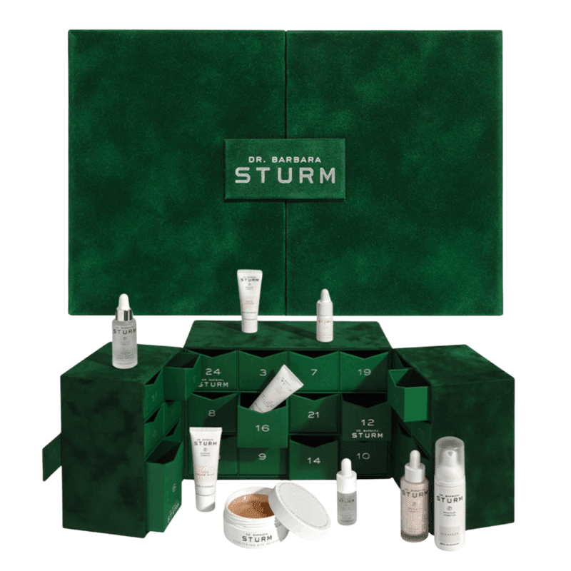 Calendrier de l’Avent Dr Barbara Sturm 2025 en coffret vert velours renfermant 24 soins skincare de luxe pour peau éclatante.