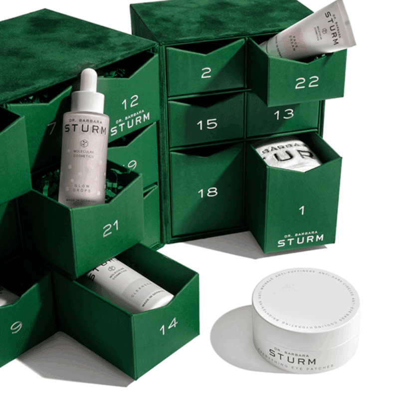 Calendrier de l’Avent Dr Barbara Sturm 2025 en coffret vert velours renfermant 24 soins skincare de luxe pour peau éclatante.