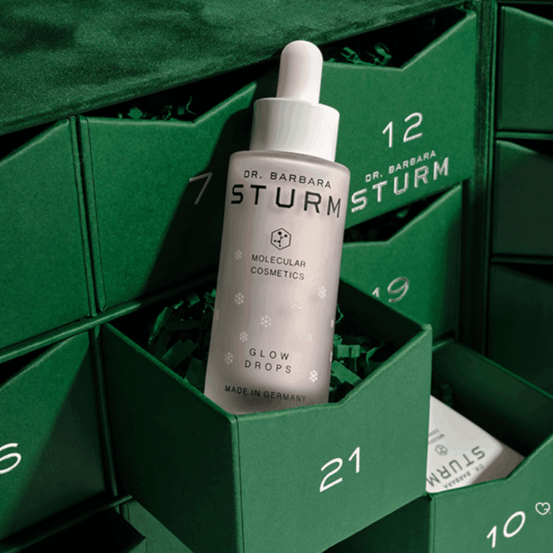 Calendrier de l’Avent Dr Barbara Sturm 2025 en coffret vert velours renfermant 24 soins skincare de luxe pour peau éclatante.