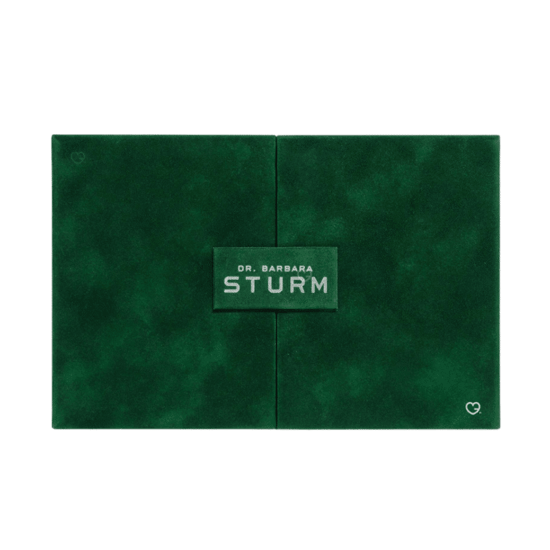 Calendrier de l’Avent Dr Barbara Sturm 2025 en coffret vert velours renfermant 24 soins skincare de luxe pour peau éclatante.