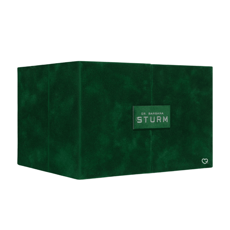 Calendrier de l’Avent Dr Barbara Sturm 2025 en coffret vert velours renfermant 24 soins skincare de luxe pour peau éclatante.