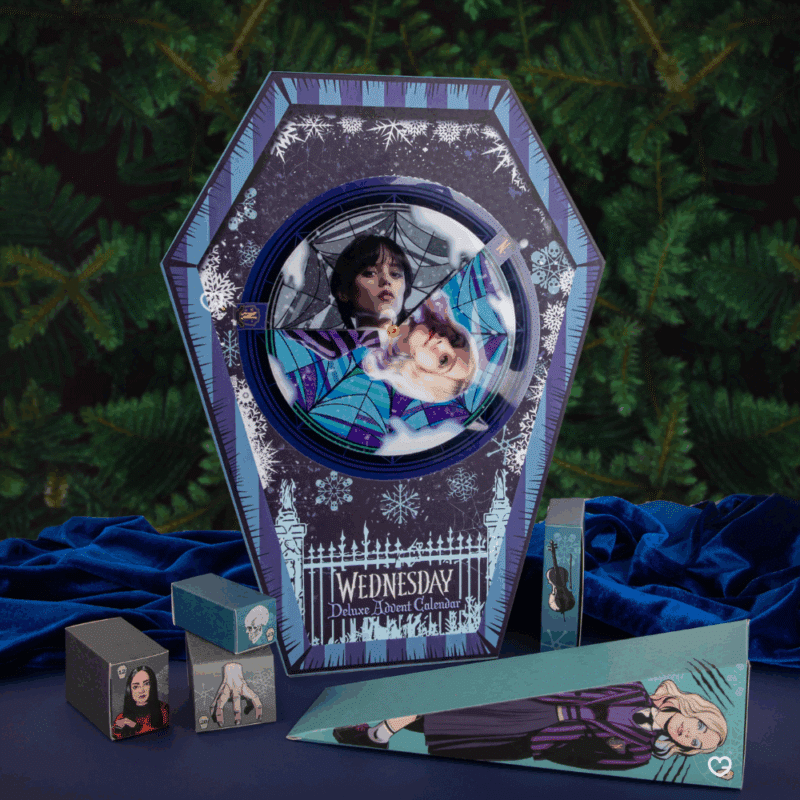 Calendrier de l’Avent Mercredi Deluxe – Cineraplicas 2025 avec 24 surprises variées dont bracelet, mini peluche, chaussettes et accessoires pour fans de la série.