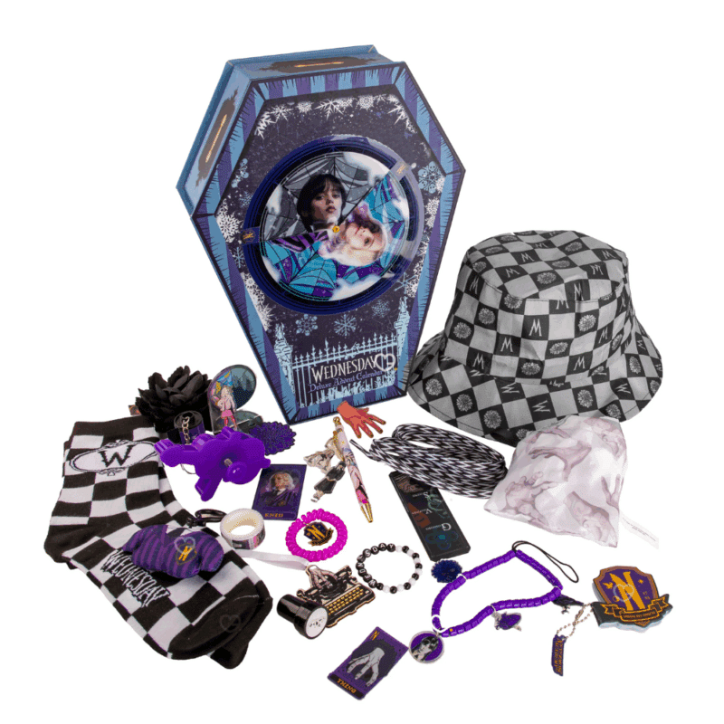 Calendrier de l’Avent Mercredi Deluxe – Cineraplicas 2025 avec 24 surprises variées dont bracelet, mini peluche, chaussettes et accessoires pour fans de la série.