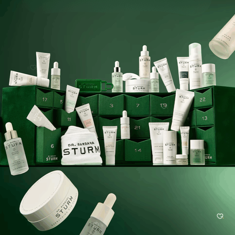 Calendrier de l’Avent Dr Barbara Sturm 2025 en coffret vert velours renfermant 24 soins skincare de luxe pour peau éclatante.