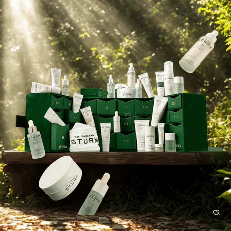 Calendrier de l’Avent Dr Barbara Sturm 2025 en coffret vert velours renfermant 24 soins skincare de luxe pour peau éclatante.