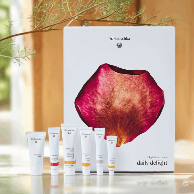 Calendrier de l’Avent Dr. Hauschka 2025 avec 24 soins bio visage, corps et maquillage, idéal pour femmes recherchant bien-être et beauté naturelle.