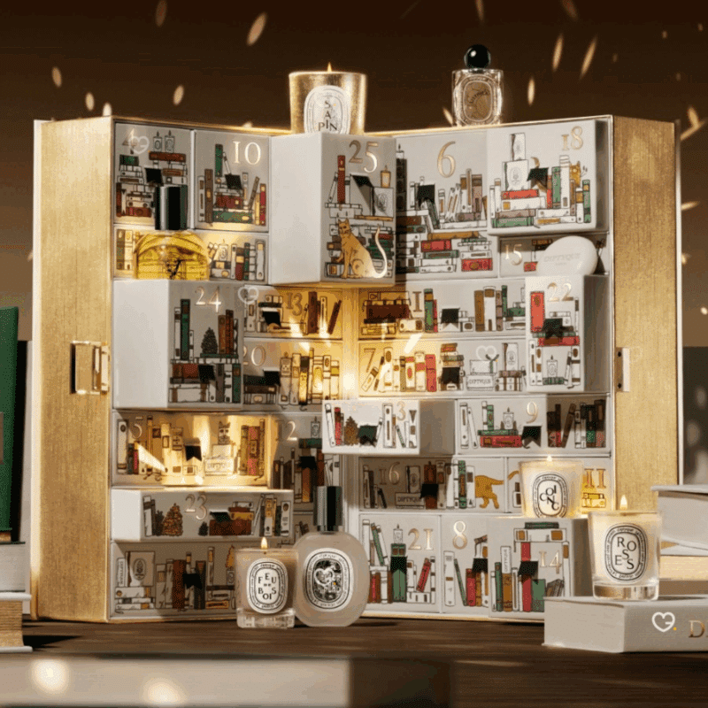Calendrier de l’Avent Diptyque 2025 en édition luxe avec 25 bougies parfumées, parfums, soins corps et accessoires bien-être pour consommateurs premium.