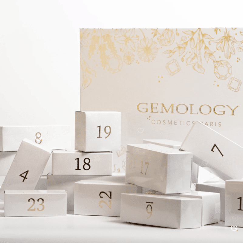 Calendrier de l’Avent Gemology 2025 contenant 24 soins beauté visage et corps en coffret luxe, idéal pour femme raffinée.