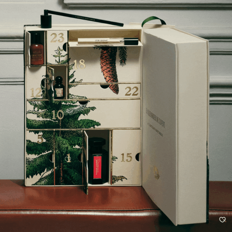 Calendrier de l’Avent L'Artisan Parfumeur 2025 avec 24 parfums, soins du corps et accessoires maison, coffret luxueux pour amateurs de parfums authentiques.