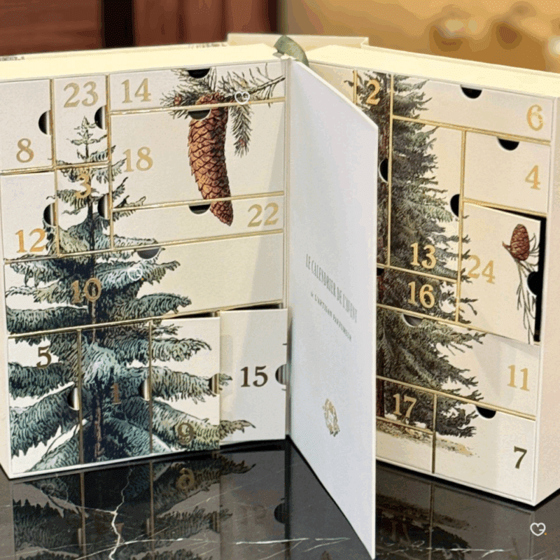 Calendrier de l’Avent L'Artisan Parfumeur 2025 avec 24 parfums, soins du corps et accessoires maison, coffret luxueux pour amateurs de parfums authentiques.