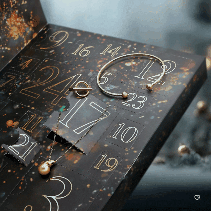 Calendrier de l’Avent Mes Bijoux 2025 contenant 24 bijoux élégants : bracelets, bagues, boucles d’oreilles et colliers pour femme