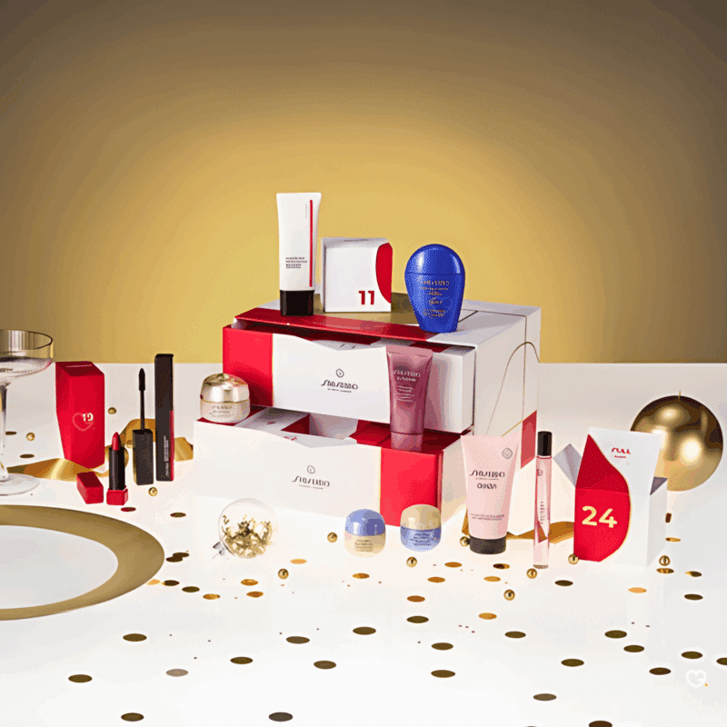 Coffret beauté blanc, rouge et or Calendrier de l'Avent Shiseido 2025 contenant 24 soins visage, corps et maquillage