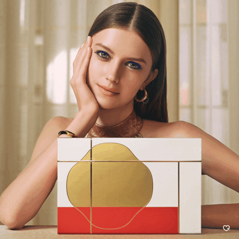 Coffret beauté blanc, rouge et or Calendrier de l'Avent Shiseido 2025 contenant 24 soins visage, corps et maquillage