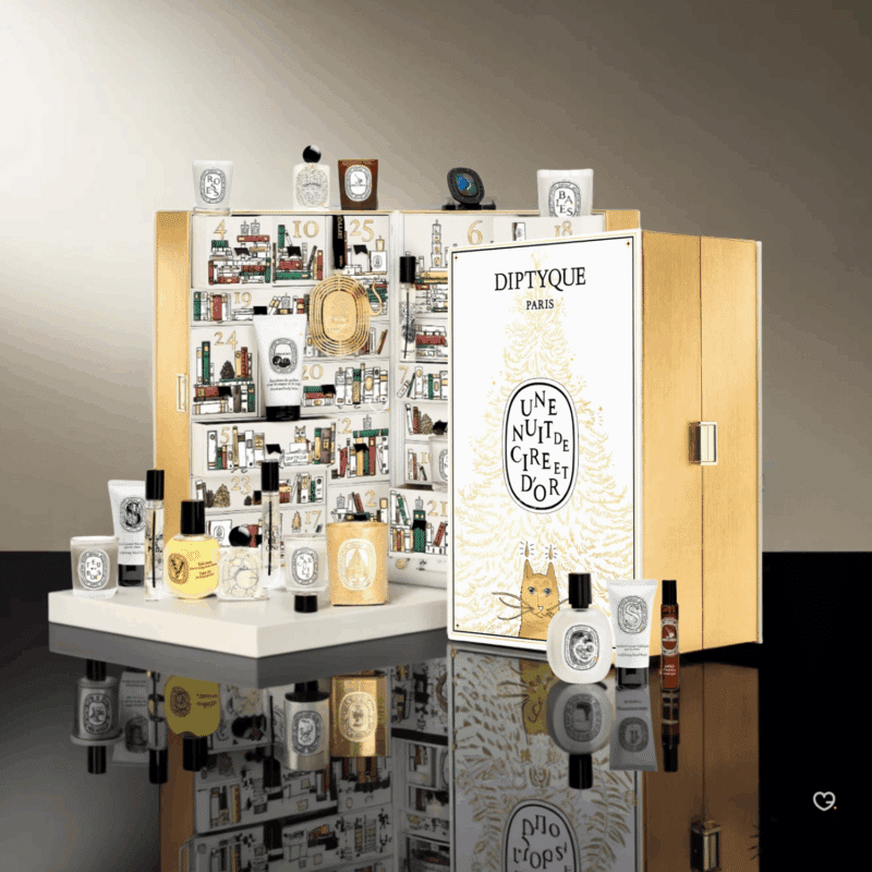 Calendrier de l’Avent Diptyque 2025 en édition luxe avec 25 bougies parfumées, parfums, soins corps et accessoires bien-être pour consommateurs premium.