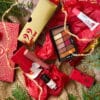Coffret beauté rouge Calendrier de l'avent Notino 2024 contenant 24 produits de beauté multimarque soins visage corps cheveux maquillage