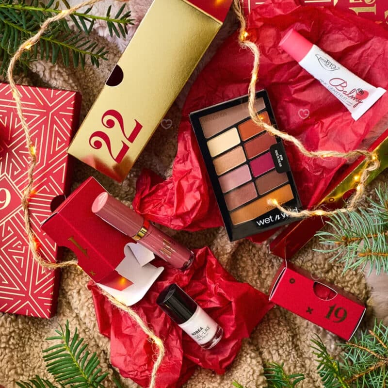 Coffret beauté rouge Calendrier de l'avent Notino 2024 contenant 24 produits de beauté multimarque soins visage corps cheveux maquillage