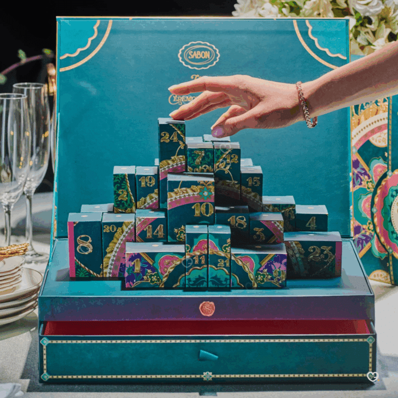 Calendrier de l’Avent Sabon 2025 en édition limitée, coffret beauté contenant 24 soins corps, visage et cheveux pour femme en quête de bien-être raffiné.