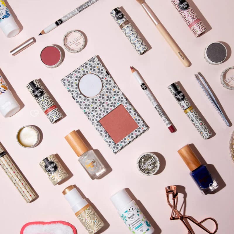Calendrier de l'avent charlotte Bio contenant 24 produits de maquillage, soins beauté bio et accessoires bien etre
