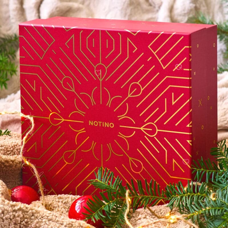 Coffret beauté rouge Calendrier de l'avent Notino 2024 contenant 24 produits de beauté multimarque soins visage corps cheveux maquillage