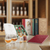 Coffret bois Calendrier de l’Avent Whisky 2025 Tour of the World 2025 contenant 24 whiskies premium, deux verres Glencairn et un livre pour amateurs exigeants.