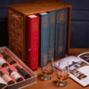 Coffret bois Calendrier de l’Avent Whisky 2025 Tour of the World 2025 contenant 24 whiskies premium, deux verres Glencairn et un livre pour amateurs exigeants.