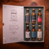 Coffret bois Calendrier de l’Avent Whisky 2025 Tour of the World 2025 contenant 24 whiskies premium, deux verres Glencairn et un livre pour amateurs exigeants.