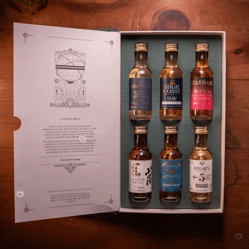 Coffret bois Calendrier de l’Avent Whisky 2025 Tour of the World 2025 contenant 24 whiskies premium, deux verres Glencairn et un livre pour amateurs exigeants.