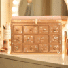 Calendrier de l'avent Charlotte Tilbury en forme de coffret trésor contenant 12 produits de beauté luxueux