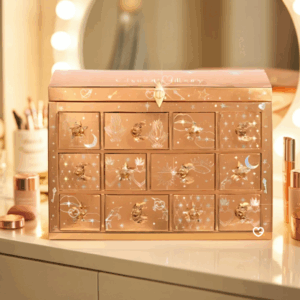 Calendrier de l'avent Charlotte Tilbury en forme de coffret trésor contenant 12 produits de beauté luxueux