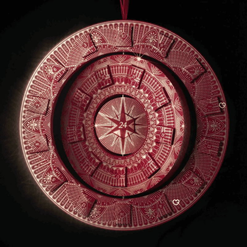 coffret illustré design arrondi Calendrier de l'Avent La Maison du Chocolat 2025 contenant 30 chocolats et douceurs chocolatées pour gourmand