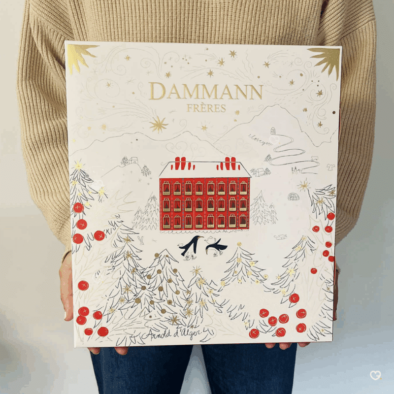 Calendrier de l’Avent Dammann Frères 2025 offrant 25 sachets de thé Cristal®, 24 recettes parfumées et créations festives pour amateurs de thé.