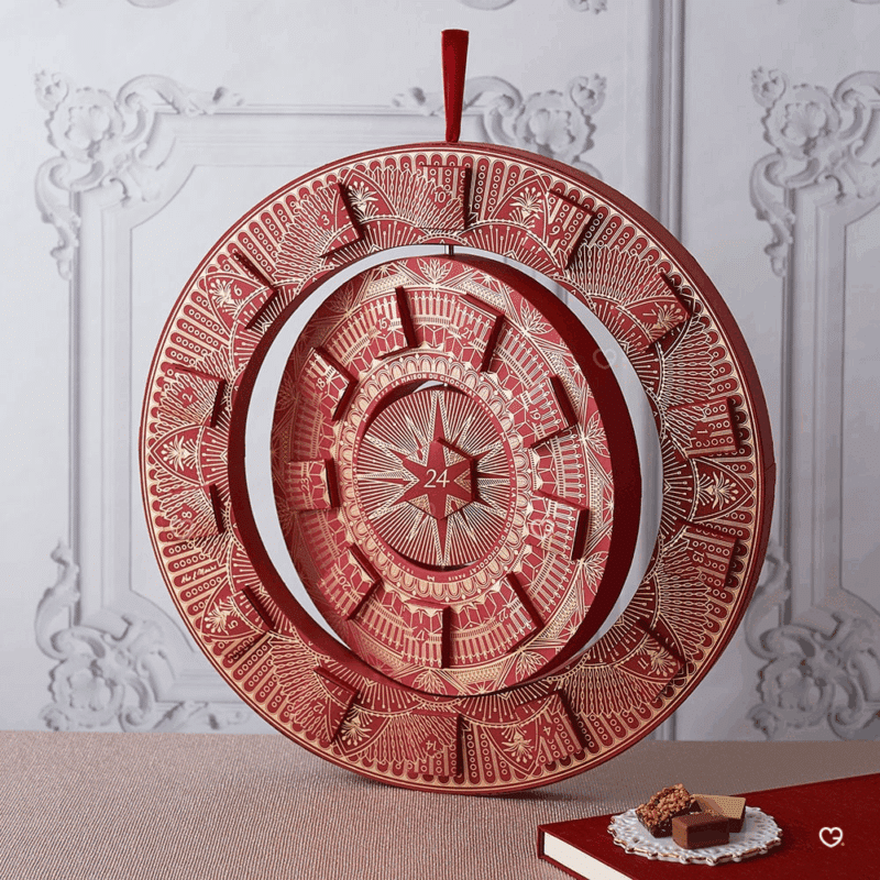 coffret illustré design arrondi Calendrier de l'Avent La Maison du Chocolat 2025 contenant 30 chocolats et douceurs chocolatées pour gourmand