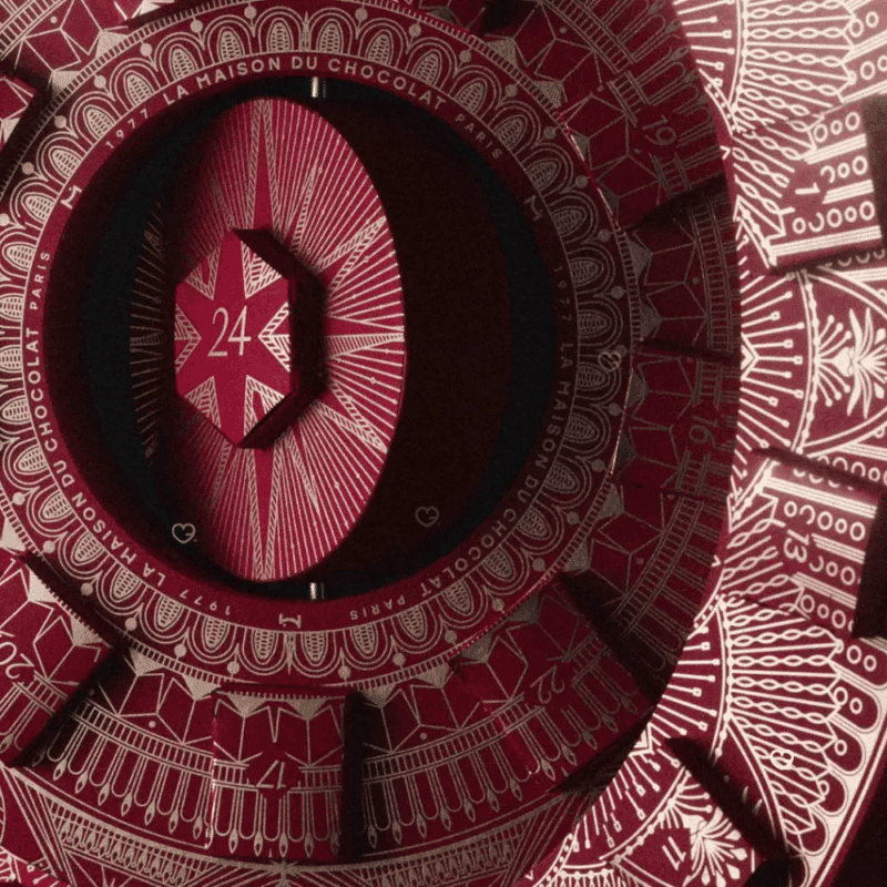 coffret illustré design arrondi Calendrier de l'Avent La Maison du Chocolat 2025 contenant 30 chocolats et douceurs chocolatées pour gourmand