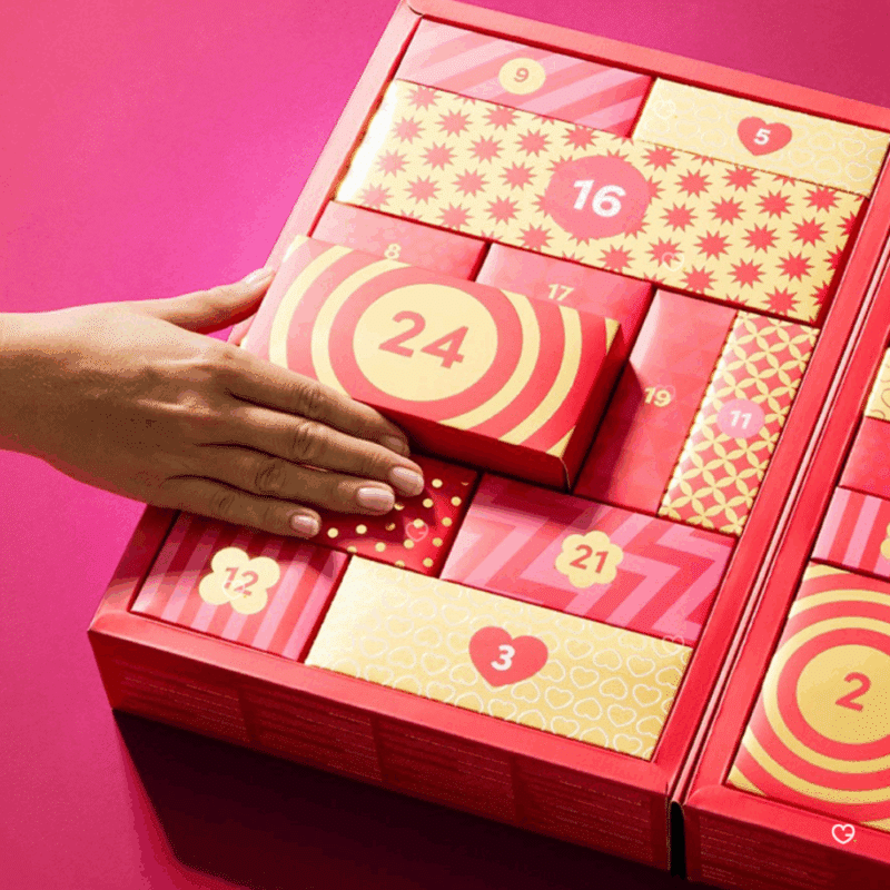 Coffret bleu ciel Calendrier de l’Avent Sexy Avenue 2025 érotique avec 24 produits et accessoires érotique pour adulte, homme et femme (stimulateur Womanizer, accessoires, défi érotique)