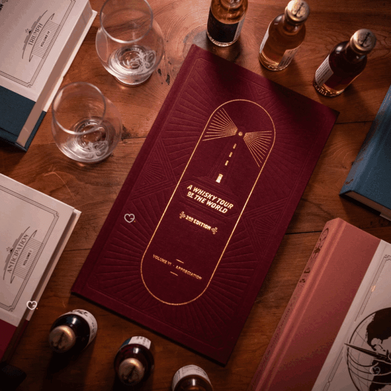 Coffret bois Calendrier de l’Avent Whisky 2025 Tour of the World 2025 contenant 24 whiskies premium, deux verres Glencairn et un livre pour amateurs exigeants.