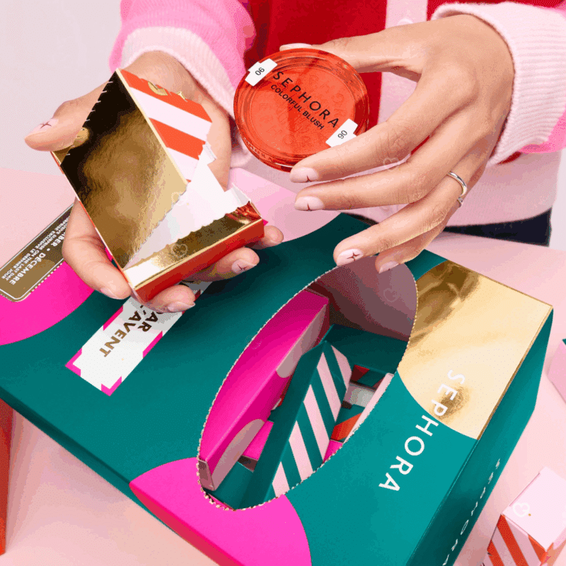 Calendrier de l’Avent Sephora Collection 2025 avec 24 surprises beauté dont maquillages, soins, accessoires exclusifs et formats voyage, idéal pour femmes passionnées de cosmétique.