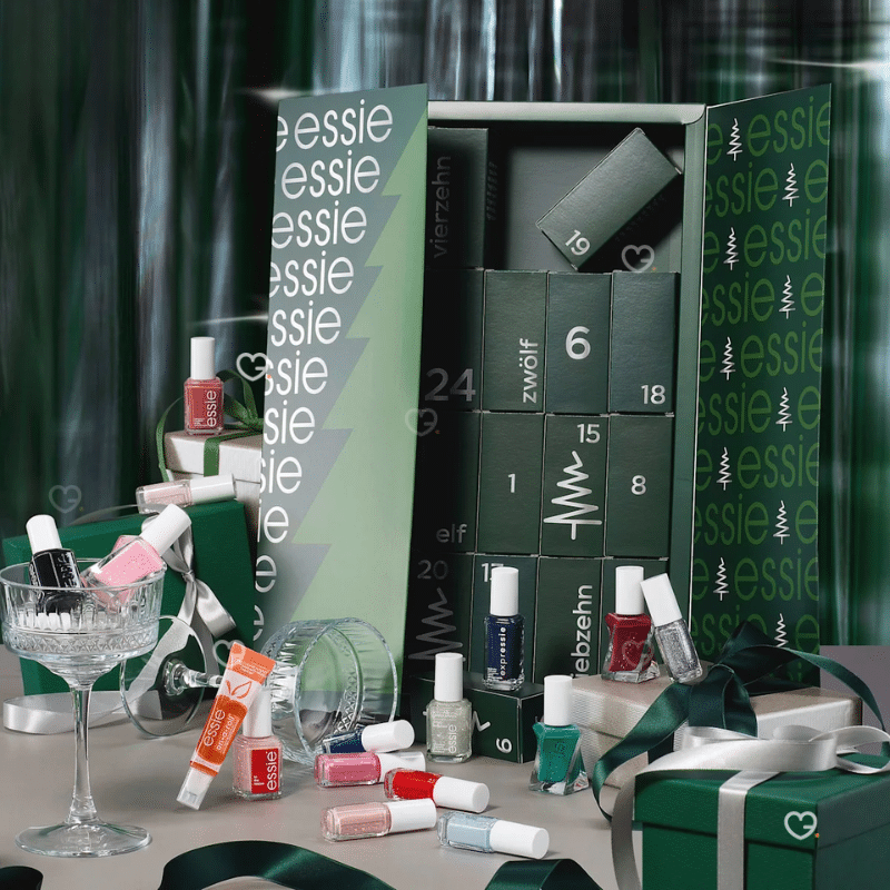 Calendrier de l’Avent Essie 2025 avec 24 vernis et soins ongles, dont 11 full-size et 5 exclusifs USA, cadeau beauté idéal femmes tendance.