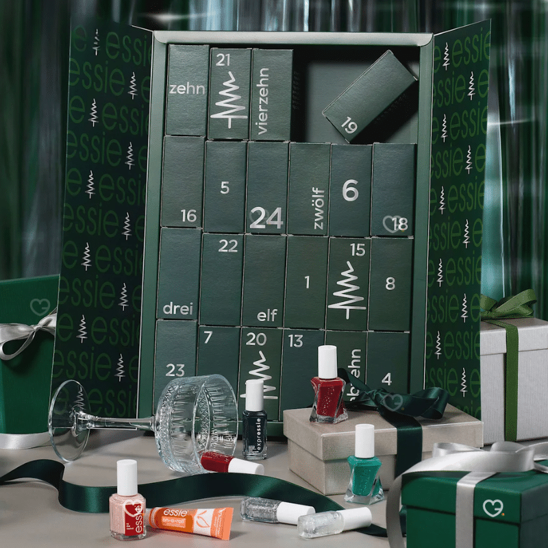 Calendrier de l’Avent Essie 2025 avec 24 vernis et soins ongles, dont 11 full-size et 5 exclusifs USA, cadeau beauté idéal femmes tendance.