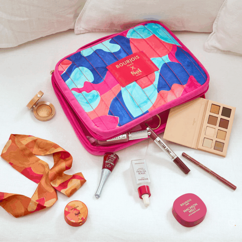 Calendrier de l’Avent Bourjois Paris 2025 contenant 24 surprises beauté pour femme, maquillage éclat du teint, regard, lèvres et ongles, dans un coffret trousse coloré.