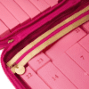 Calendrier de l’Avent Bourjois Paris 2025 contenant 24 surprises beauté pour femme, maquillage éclat du teint, regard, lèvres et ongles, dans un coffret trousse coloré.